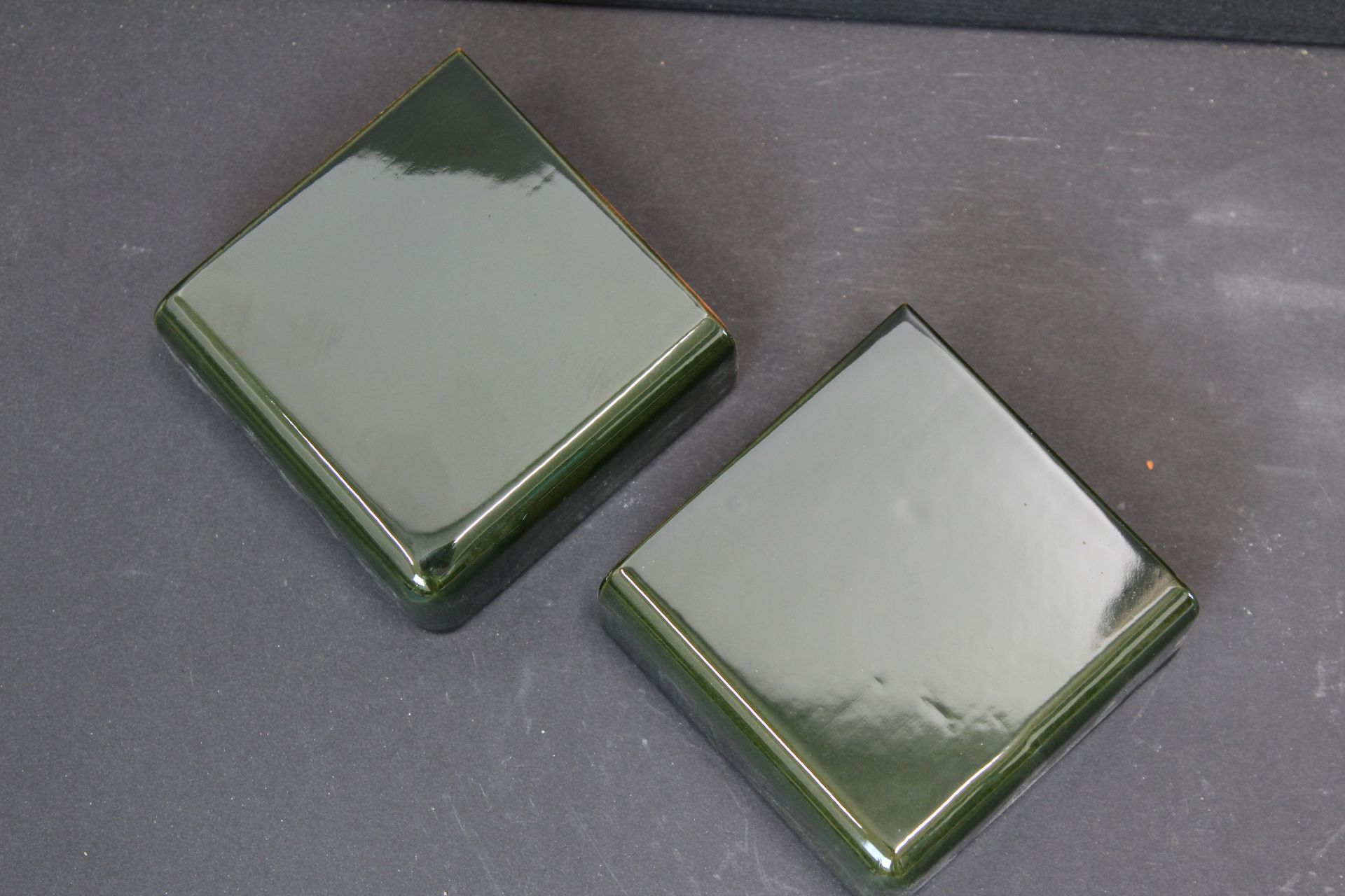 Sturm Keraamika OÜ Valge glasuuriga ahjupotid, Värvilise glasuuriga kahhelid, Ahjupotid restaureerimiseks, Eridisainiga keraamika, Täitekivid ja glasuuritud tellised, Ahjude projekteerimine Tartu, Eesti, Baltikum