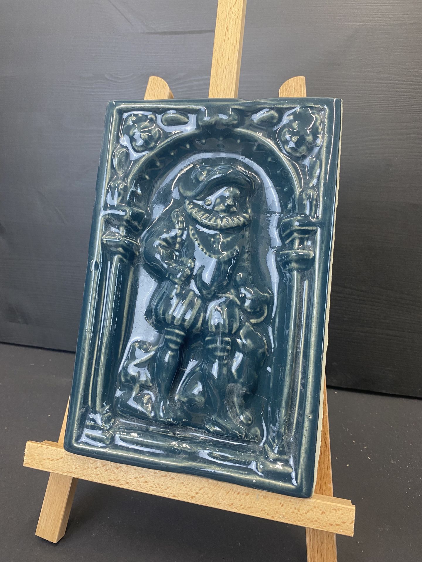 Sturm Keraamika OÜ Valge glasuuriga ahjupotid, Värvilise glasuuriga kahhelid, Ahjupotid restaureerimiseks, Eridisainiga keraamika, Täitekivid ja glasuuritud tellised, Ahjude projekteerimine Tartu, Eesti, Baltikum