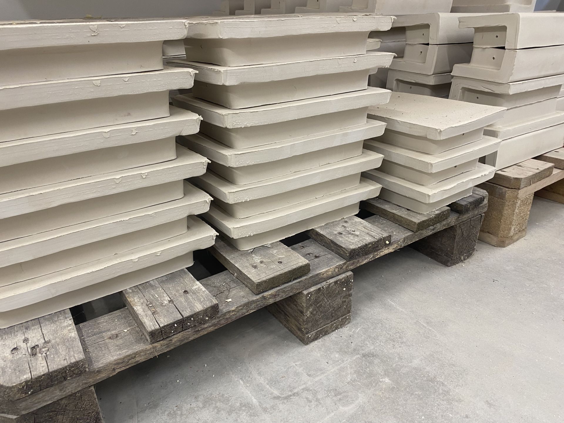 Sturm Keraamika OÜ Valge glasuuriga ahjupotid, Värvilise glasuuriga kahhelid, Ahjupotid restaureerimiseks, Eridisainiga keraamika, Täitekivid ja glasuuritud tellised, Ahjude projekteerimine Tartu, Eesti, Baltikum