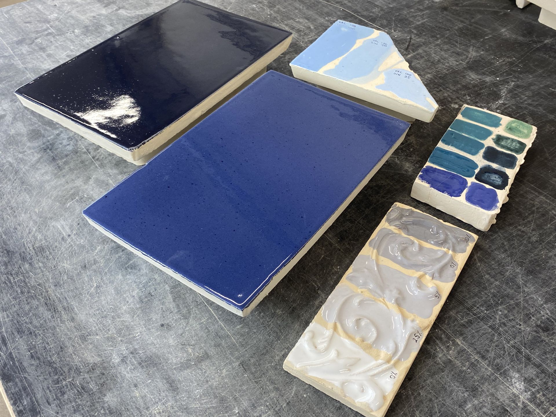 Värvilise glasuuriga kahhelid. Tartu, Eesti, Baltikum. Sturm Keraamika OÜ